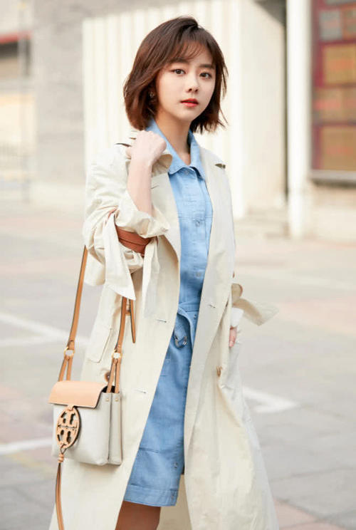 谭松韵穿薄纱遮大长腿,一转身大秀美背,一根带子带出小性感!