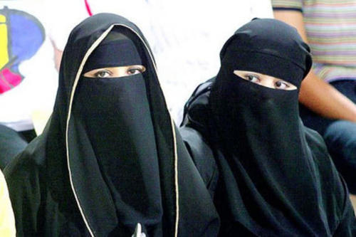 去迪拜旅游时，遇到黑袍女性最好躲远点，导游：她们没那么简单