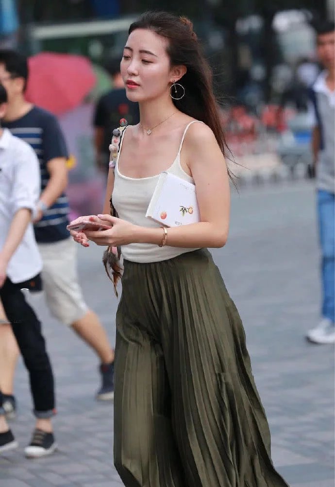 街拍长相秀丽气质优雅脱俗的性感少妇，吊带敢这么穿也是没谁了