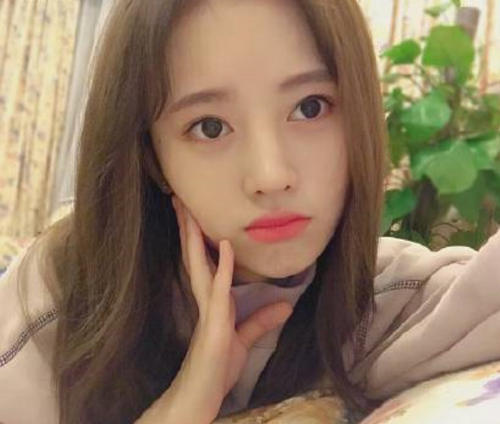 鞠婧祎的裤子完全是用鞋带“缝起来”的,网友:怎么这么时尚