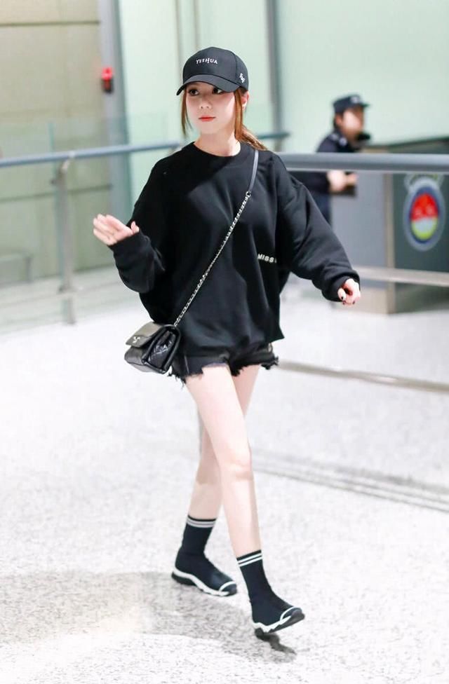 邓紫棋真厉害！短裤穿得比杨幂还短！网友：难怪要用包挡住