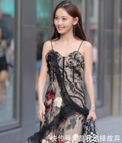 『 皮肤』唯美黑纱吊带裙尽显白皙的皮肤，路人街拍：小姐姐甜美笑容治愈人心