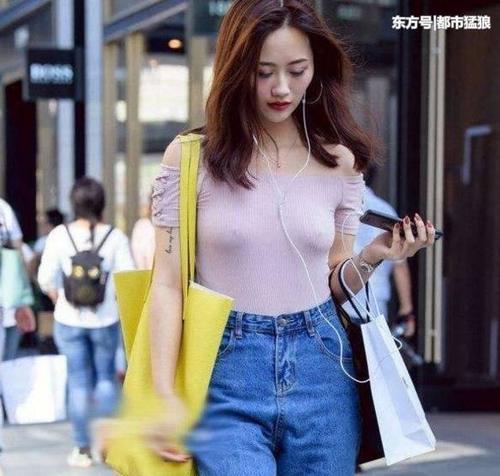 街拍: 成都美女, 穿衣的开放程度, 不输于国外