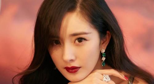  『选手』四个练习生只捧一个？嘉行骚操作惹恼幂粉，真不顾杨幂了？