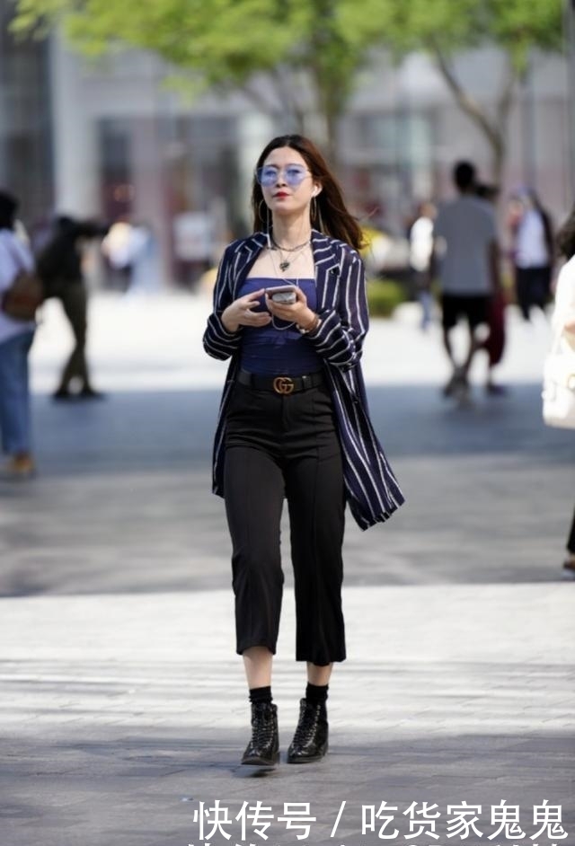 『美女』清新时尚给人清爽利落的感觉,行走间显满满的时尚活力气息