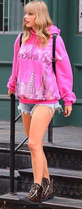 泰勒·斯威夫特大秀盛夏时装，为演唱会造势，小热裤更是抢眼