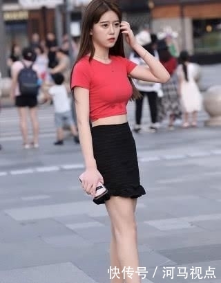 「红色」红色短袖搭配时尚小黑裙,高挑身材魅力尽显!