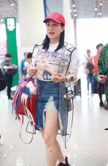 48岁钟丽缇厉害了！一袭抹胸长裙秀傲人事业线，网友：像28岁姐姐