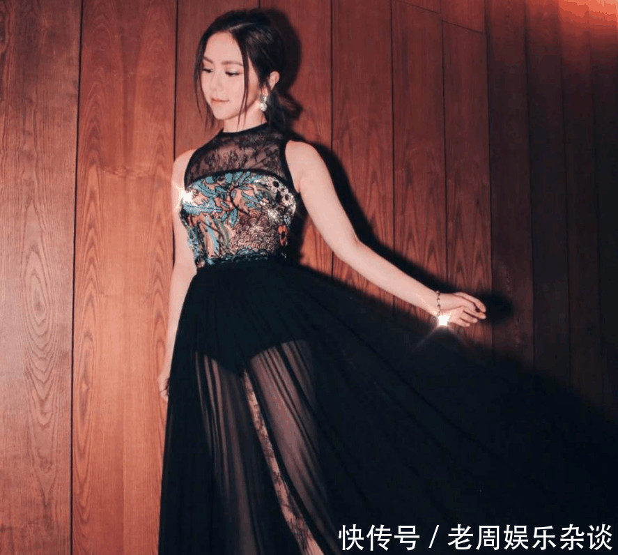 明星穿丝袜：杨幂土气，王菲穿出新风格，最惊艳的还是腿粗的她