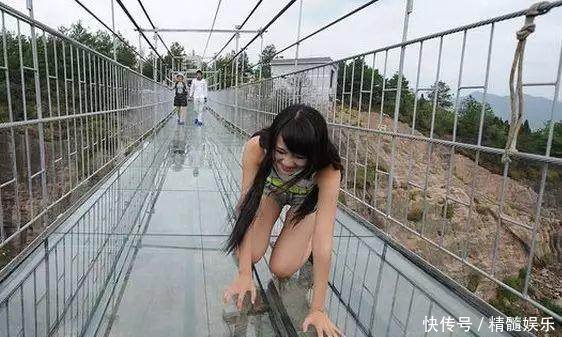玻璃栈道上总会看到游客各种奇葩反应，最后一位男生不至于吧