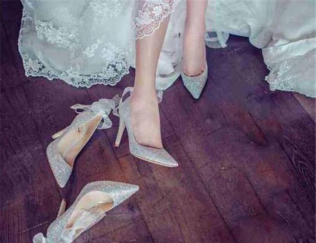 优雅尖头细高跟，搭配白色长裙，举足间彰显女性迷人风姿！