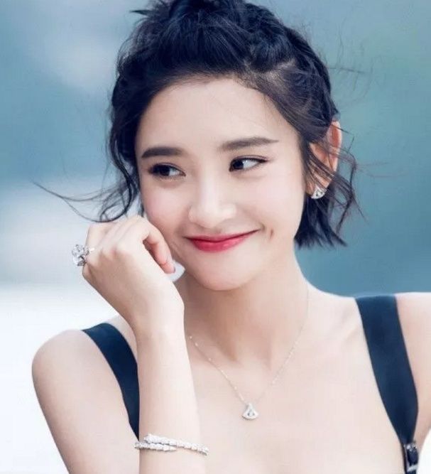 短发的赵丽颖周冬雨不烫不染,发型依然多变的秘密原来是它!