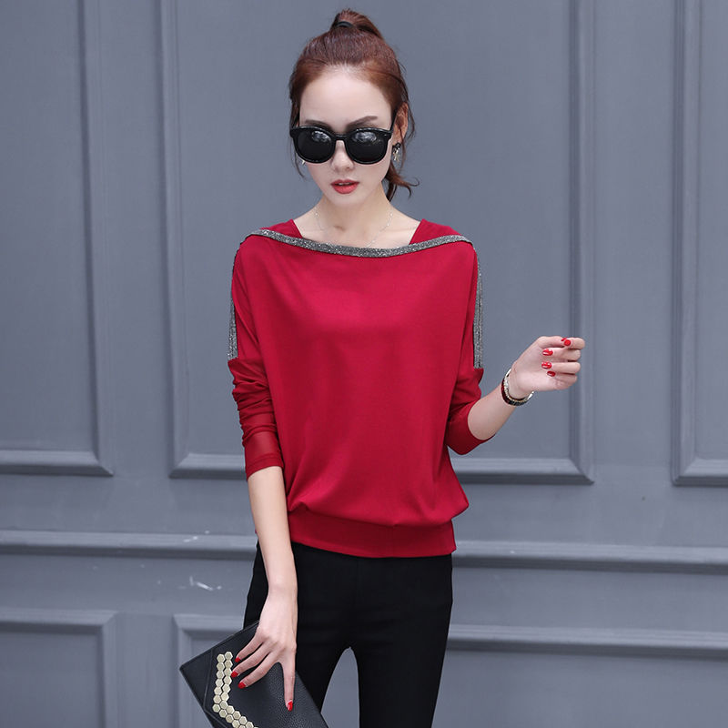 厉害了，小姐姐真会穿!出门“卫衣”搭短裙，显高显腿长，洋气炸