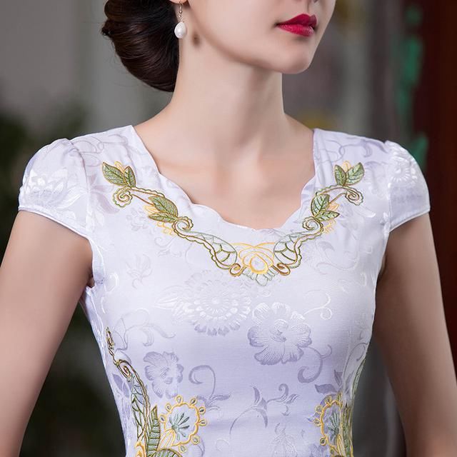 杭州女人真敢穿!“高衩旗袍”直接穿出门，性感高贵太撩人，惊艳