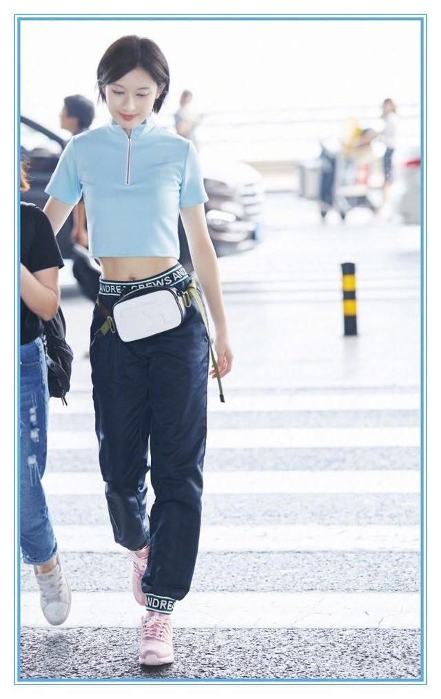 当冉莹颖和张俪同穿露脐装走机场,才知道清新与轻浮的差距有多大