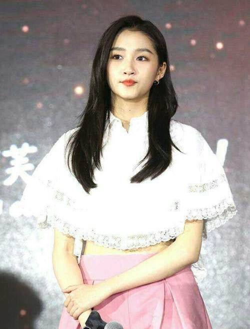 19岁周洁琼和20岁关晓彤同穿短裤,网友:筷子腿还是锥子腿一目了然