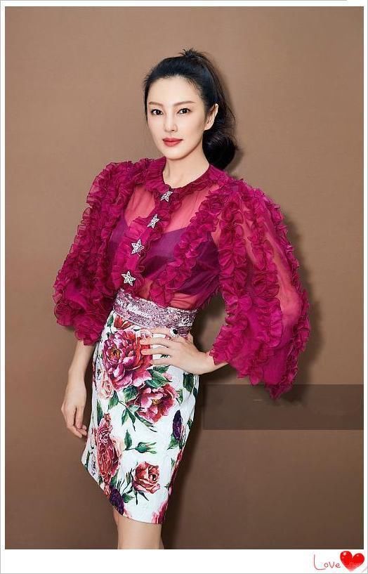 看了张雨绮穿绣花裙，再看看刘涛，网友：辣妈和大妈差距一目了然