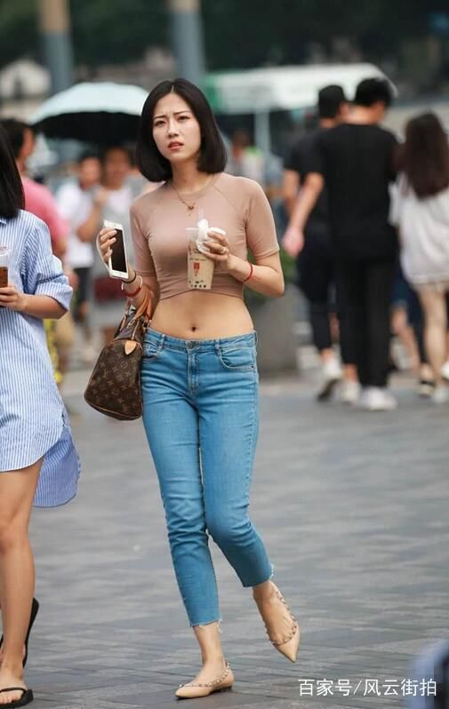 街拍气质小少妇性感抚媚