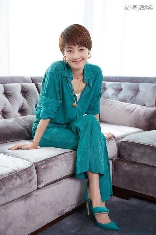 42岁马伊琍现身发布会，杂乱发型显年轻，网友：发型真的太重要