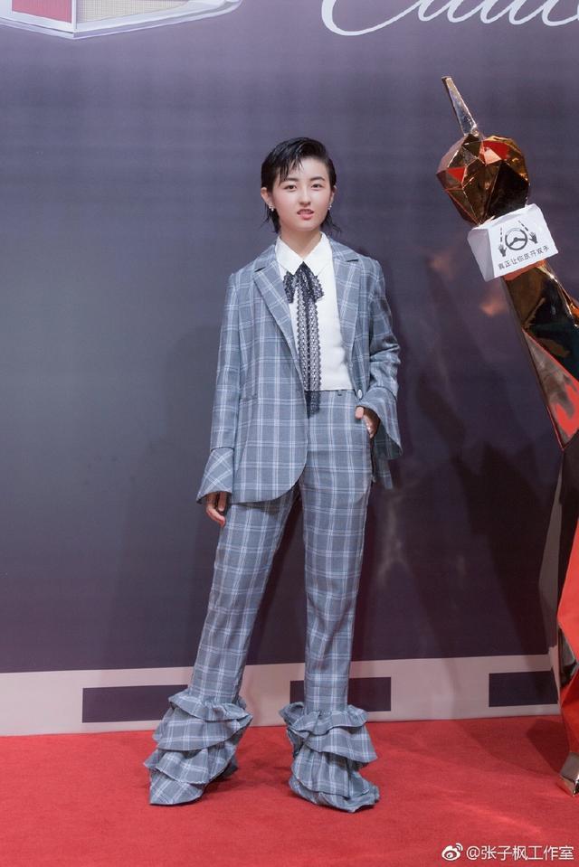 辣眼睛！张子枫穿搭青春有活力 却输在了鞋子上，网友：又穿错了