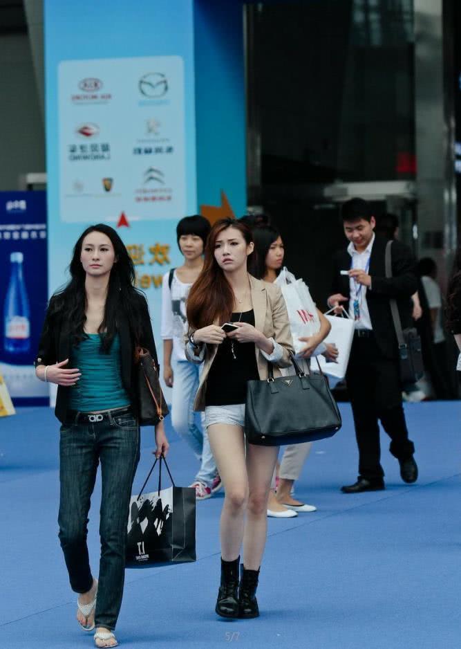 时尚性感女白领，职业装穿出明星范儿，热裤配小皮鞋也是十分诱人