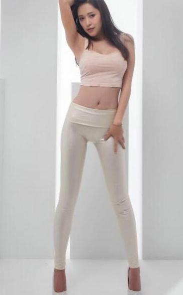 街拍美女：美丽苗条的打底裤女孩，尽显身材曲线美！