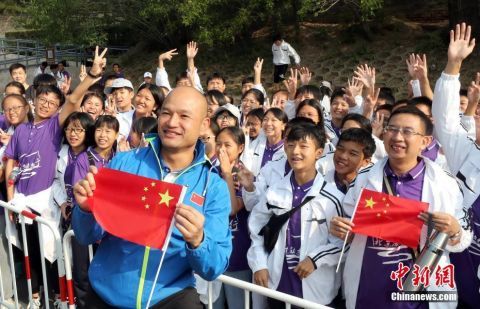  【警长】香港警队代表登长城 ＂光头警长＂长城上奔跑