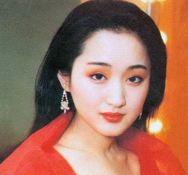  杨钰莹@“甜歌天后”杨钰莹真的像照片那么美吗？这组老照片足以见证