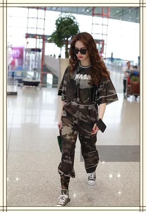 戚薇真是厉害，迷彩服一只塞袜子，一只露外面，网友：真会玩