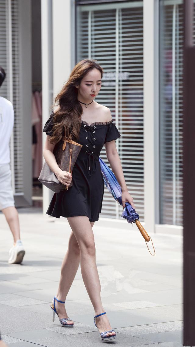 路人街拍:漂亮的女孩子有一双修长美腿就可以穿短裤,非常养眼