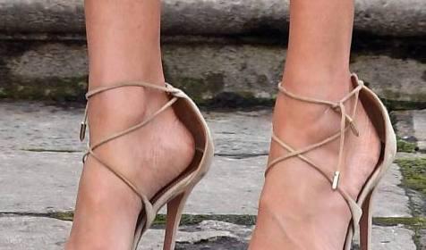 为何女人经常都选大一码高跟鞋？梅根王妃也不例外，原因让人心酸