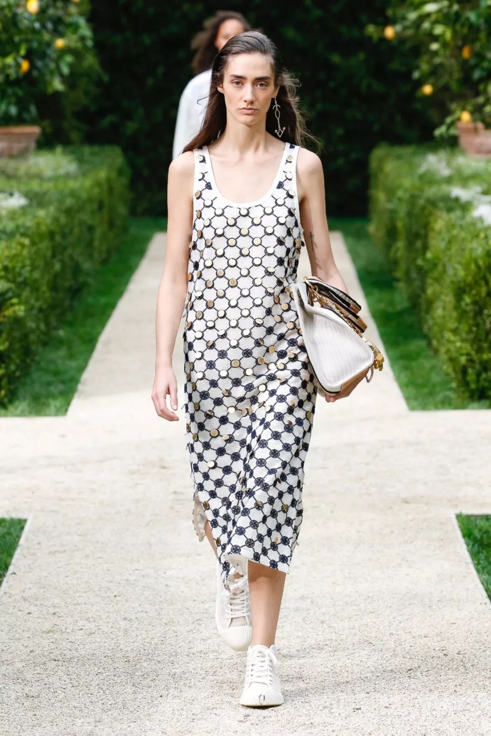 娜扎预测黄铜包边帆布鞋将成爆款,Tory Burch把浪漫融入运动风!