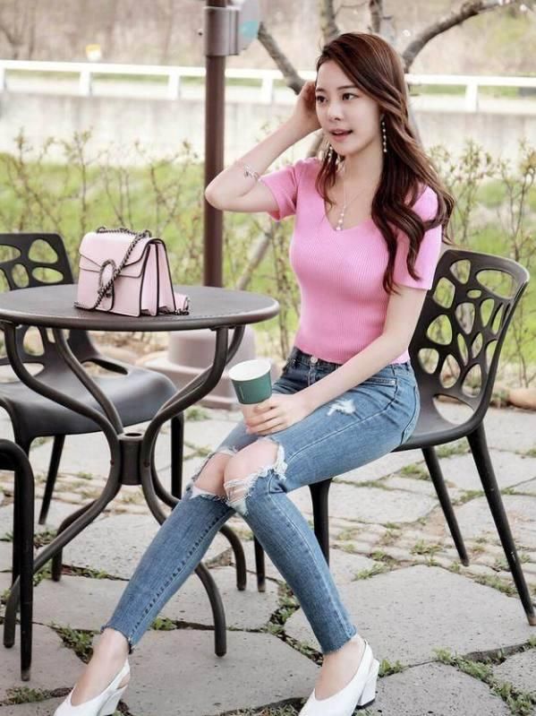 曼妙妩媚的牛仔裤美女，秀出青春活力范，特别吸引人