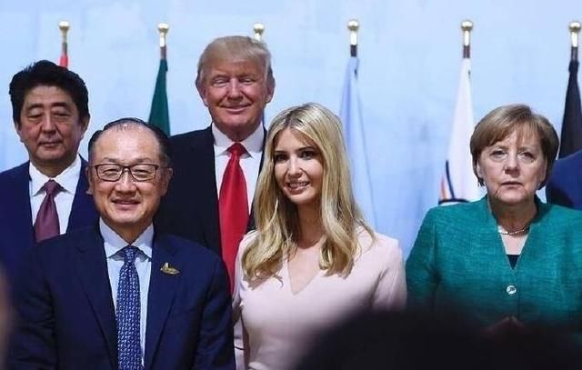 37岁的伊万卡，气质都藏在裙子里，最后一张的她被双人“夹击”！