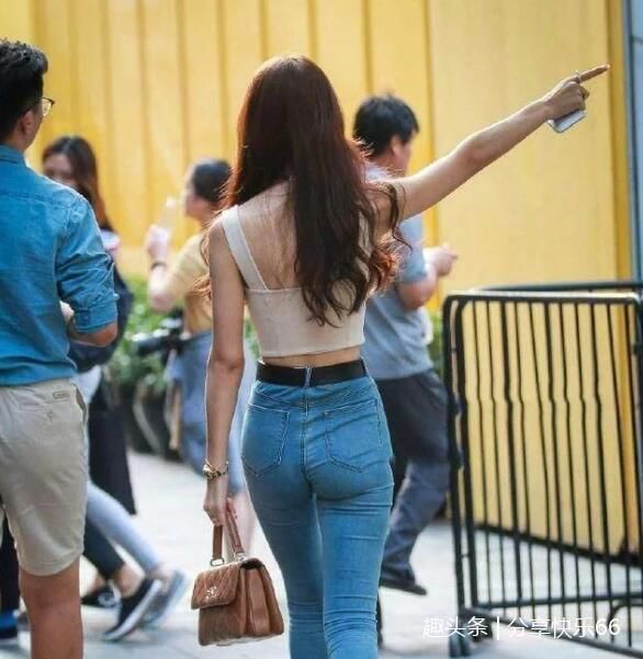 很有气质的白领小姐姐，普通穿搭也能秀出完美身姿，迷人！