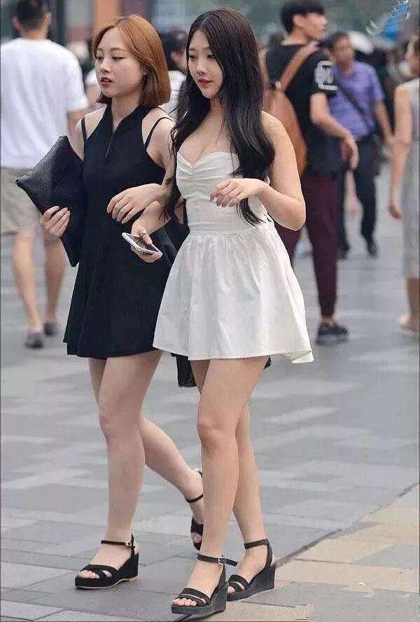 街拍: 筷子腿小姐姐穿个衬衫就出门, 完全不怕被看见