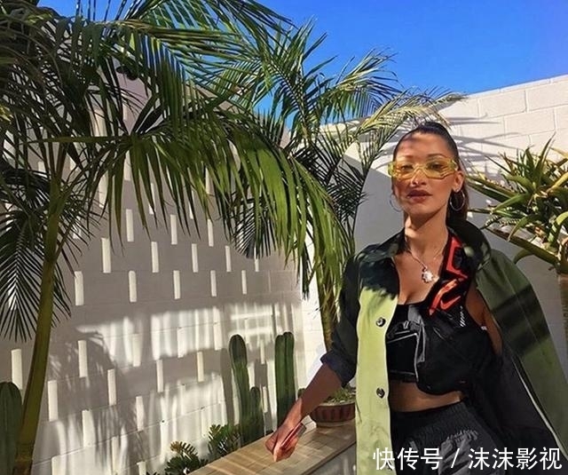  『小S』小S的奇葩穿衣又出现了，一袭粉色长裙配“大妈”墨镜，土到极致