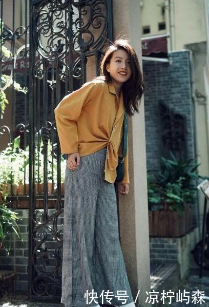 『显瘦』“衬衫塞裤子”已经落伍了!2020年明星都爱这样穿,显瘦还特洋气