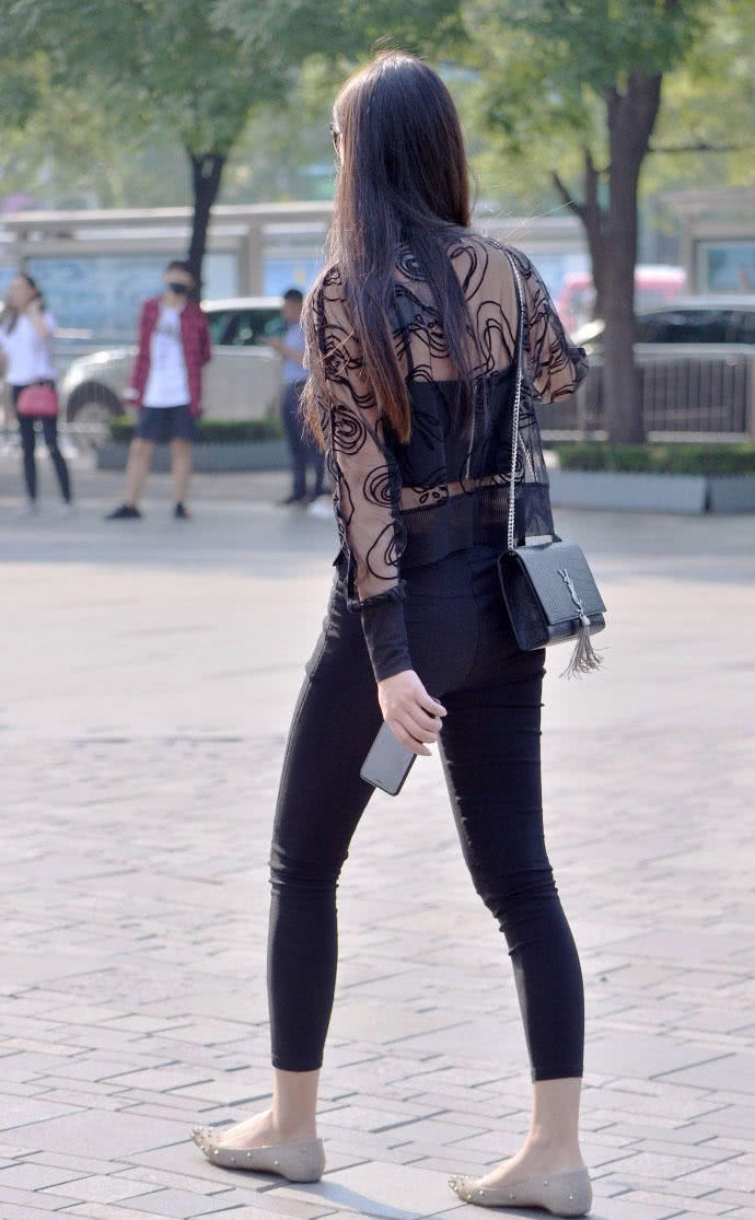 成熟小姐姐穿纱衣秀出傲人上围曲线，奶白色的肌肤和黑色搭在一起