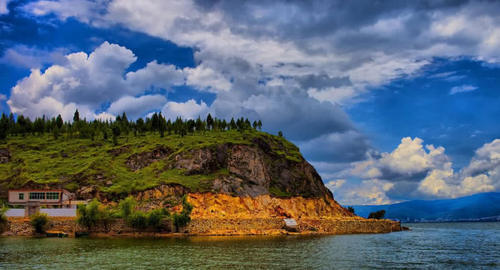 大理群峰竞秀，湖山相映，呈现一派壮丽的高原景色