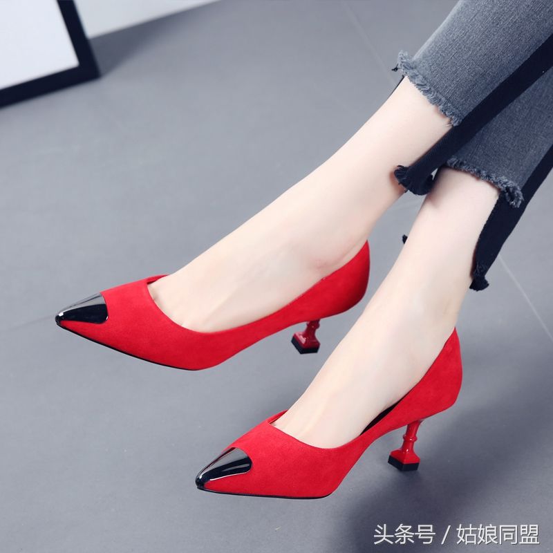 女人32岁后,尽量别穿老土平底鞋,细跟高跟鞋,年轻舒适又显腿长