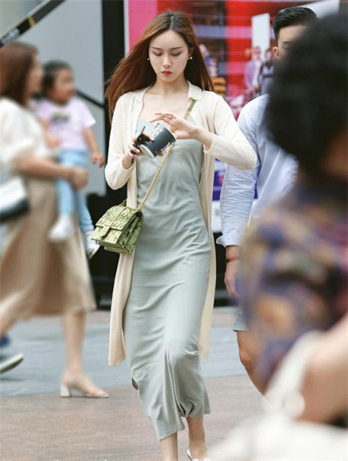  『风姿绰约』街拍：身穿黑色吊带连衣裙的小美女，风姿绰约，简约时尚