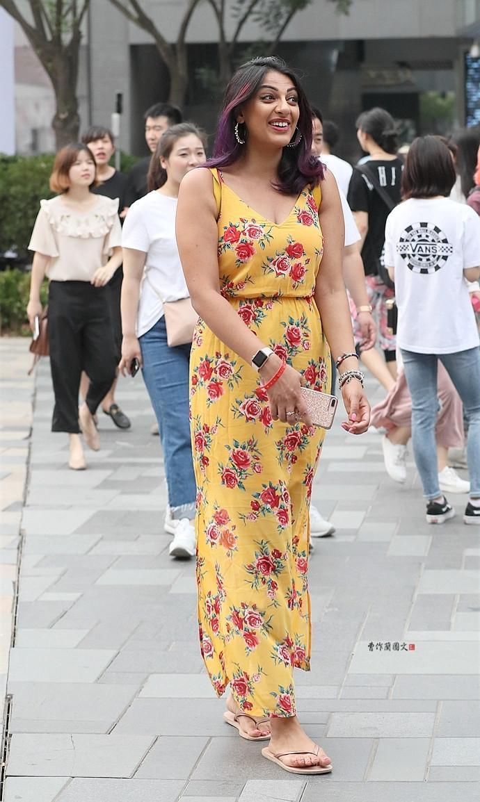 街拍:吊带裙美女,魅力是一首无言的歌