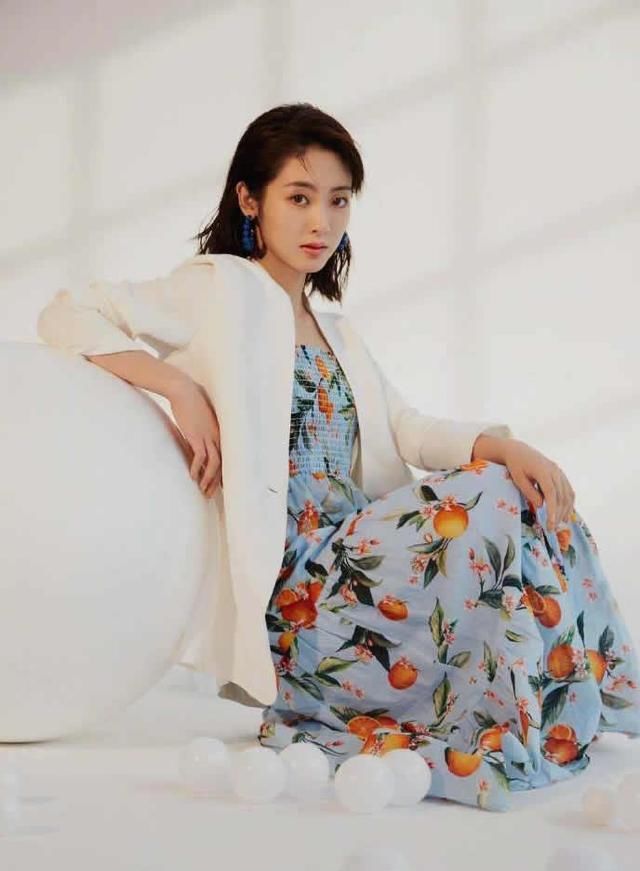 「针织」温暖的春天怎么穿?我看花裙子最相宜,和西装皮衣针织开衫组合在一起,轻盈飘