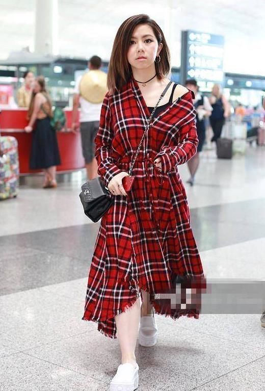 邓紫棋变身小女人撞衫杨幂，不禁让人大呼，终于穿对了衣服