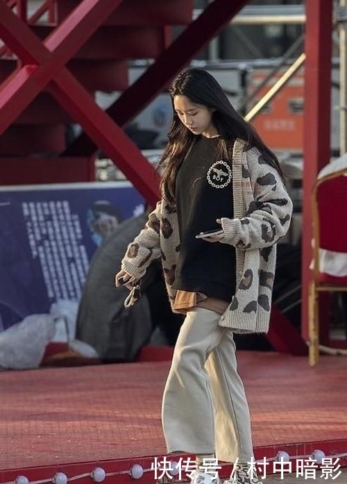 『蓝色』人像摄影:美女蓝色休闲开衫搭配柔美的白色裤子,很是让人惊艳