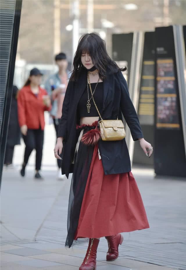  #脚下一双#春天也可以搭配裙子出门，这九款裙子，时尚的你更喜欢哪一款？