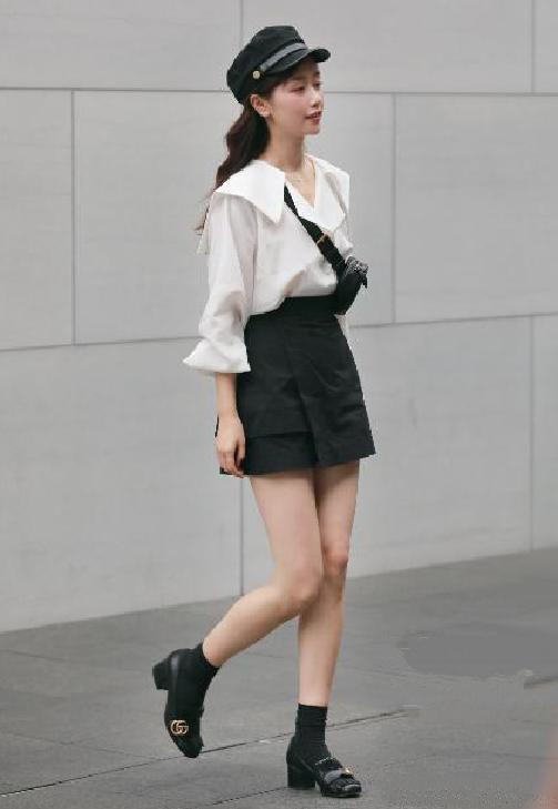 街拍：魅力四射的美女，一双性感热辣美腿撩人