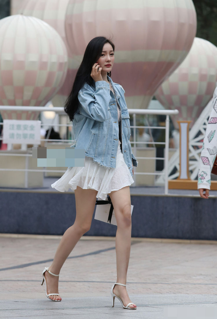 路人街拍:小姐姐的破洞牛仔裤还能更破一点吗?一点不影响秀美腿