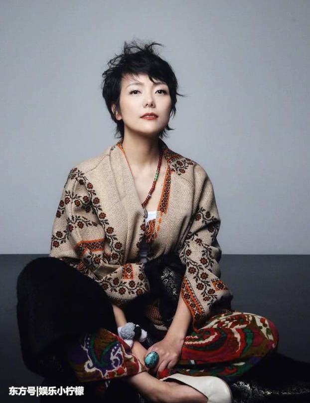 她被好友卷走800万，丈夫主持地位不比何炅差，穿搭清爽干练!